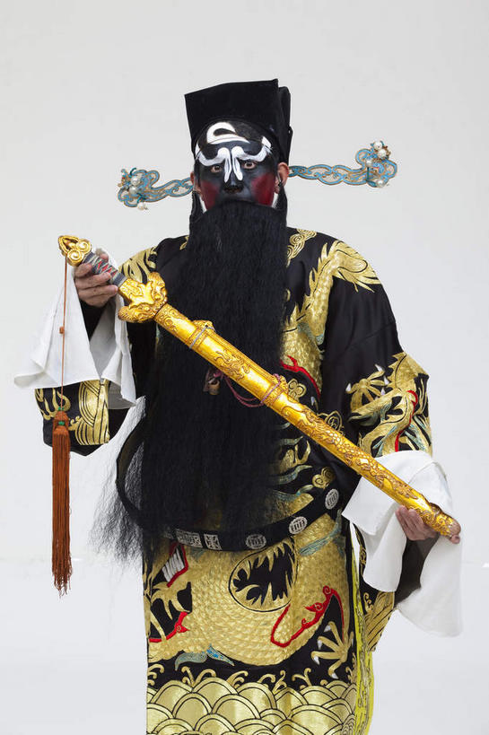 东方人,一个人,演员,站,竖图,室内,白天,白色背景,正面,民族服装,化妆,竞争,帽子,亚洲,仅一个男性,仅一个人,仅一个中年男性,一把,对抗,握,服装,冲突,注视,黄种人,破坏,文化,衣服,彩妆,观察,看,站着,大衣,武器,战争,握着,摄影,服饰,影棚,观看,损坏,察看,剑,攻击,威胁,衣着,穿着,对立,关注,矛盾,中国文化,摄影棚,兵器,防御,表演服,演出服,京剧,戏曲,国粹,包公,皮黄,敌对,挫败,斗争,抗拒,抗衡,杀伤,威慑,衣饰,官员,道具服,百兵之君,短兵,危险,男人,男性,中年男性,亚洲人,站立,半身,彩图,影棚拍摄,传统服装,民俗服,拍摄,京剧服饰,国剧,京戏,平剧,中国戏曲,官吏,官臣,包拯,包希仁,包青天,传统文化,舞台妆,京剧演员