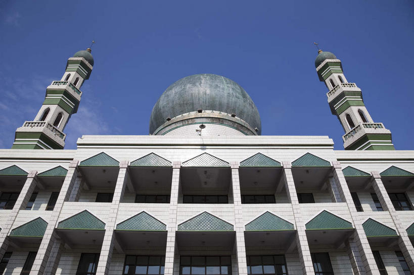 无人,横图,室外,白天,仰视,旅游,度假,名胜古迹,标志建筑,地标,建筑,中国,亚洲,一排,许多,阴影,节日,遗迹,整齐,并列,并排,光线,影子,柱子,很多,古迹,文化,文物,娱乐,建设,古建筑,排列,蓝色,蓝天,天空,阳光,天,祈祷,享受,休闲,健康,旅游胜地,放松,许愿,宗教,信仰,晴朗,纪念,祈求,伊斯兰教,队列,清真寺,平行,古文明,东亚,青海,青海省,西宁,东关清真大寺,万里无云,中华人民共和国,省会,西北地区,西宁市,青,平安,晴空,晴空万里,彩图,低角度拍摄,城东区,东关大街