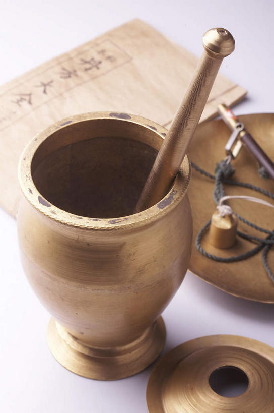 无人,竖图,俯视,室内,特写,白天,白色背景,仪器,桌面,桌子,静物,书籍,一本,阴影,反射,影子,一个,书本,器皿,摄影,影棚,单个,研磨,衡量,臼杵,摄影棚,计量,研杵,研钵,衡器,臼,杆秤,秤,书,图书,彩图,高角度拍摄,影棚拍摄,拍摄