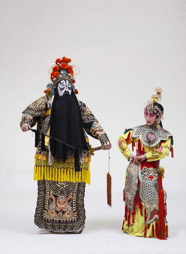 东方人,胡须,两个人,伙伴,朋友,演员,站,蹲,竖图,室内,白天,白色背景,正面,民族服装,友谊,合作,团队,竞争,亚洲,一把,对抗,服装,装饰,冲突,头饰,注视,黄种人,历史,破坏,文化,发簪,虞美人,衣服,黑色,发饰,饰品,观察,看,站着,大衣,武器,战略,战争,摄影,服饰,影棚,观看,离开,华丽,修饰,损坏,点缀,察看,剑,攻击,威胁,衣着,穿着,对立,关注,矛盾,中国文化,摄影棚,兵器,礼仪,传说,防御,表演服,演出服,京剧,配饰,戏曲,国粹,皮黄,敌对,挫败,斗争,抗拒,抗衡,联合,合谋,衬托,美观,雅致,雅观,尊敬,杀伤,恭敬,威慑,簪子,军事家,衣饰,行礼,道具服,百兵之君,短兵,配合,危险,协作,男人,男性,年轻男性,年轻女性,女人,女性,亚洲人,胡子,络腮胡,蹲着,站立,彩图,全身,影棚拍摄,传统服装,民俗服,拍摄,京剧服饰,西楚霸王,项籍,项羽,国剧,京戏,平剧,中国戏曲,传统文化,霸王别姬,独断,虞姬,京剧演员