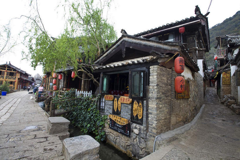 无人,家,横图,室外,白天,正面,旅游,度假,名胜古迹,山,山脉,植物,标志建筑,地标,建筑,照明,丽江,中国,亚洲,遗迹,灯笼,瓦片,纸灯笼,房屋,屋子,山峰,小巷,山峦,瓦,古迹,文物,娱乐,建设,古建筑,楼房,弄堂,云南,住宅,树,树木,巷子,红色,绿色,天空,自然,灯具,群山,天,享受,休闲,旅游胜地,放松,建造,生长,成长,照亮,照明设备,古文明,东亚,屋瓦,云南省,丽江古城,中华人民共和国,西南地区,滇,丽江市,彩图,房子,大研古城,丽江古镇,束河,束河古镇