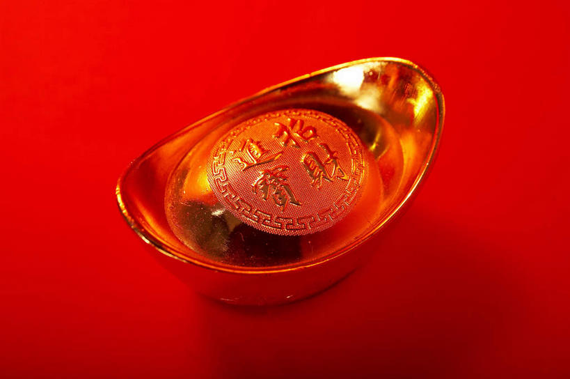 无人,横图,俯视,室内,特写,白天,钱,静物,阴影,红色背景,反射,钱币,影子,一个,金色,金融,摄影,金元宝,影棚,经济,单个,摄影棚,流通,贸易,货币,金币,彩图,高角度拍摄,影棚拍摄,拍摄,元宝