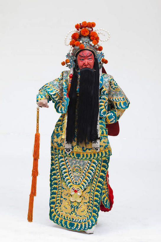 东方人,胡须,一个人,演员,站,竖图,室内,白天,白色背景,正面,民族服装,化妆,亚洲,仅一个男性,仅一个人,仅一个中年男性,握,服装,神话,头饰,注视,黄种人,文化,衣服,黑色,彩妆,发夹,发饰,夹子,观察,看,站着,大衣,握着,孙悟空,摄影,服饰,影棚,小说,观看,察看,衣着,穿着,关注,文学,中国文化,摄影棚,善良,表演服,演出服,京剧,忠诚,戏曲,国粹,皮黄,冲动,衣饰,道具服,名著,四大名著,西游记,西游释厄传,弼马温,大圣,斗战胜佛,灵明石猴,美猴王,齐天大圣,孙行者,悟空,聪明,男人,男性,中年男性,亚洲人,胡子,络腮胡,站立,彩图,全身,影棚拍摄,传统服装,民俗服,拍摄,京剧服饰,国剧,京戏,平剧,中国戏曲,传统文化,舞台妆,京剧演员