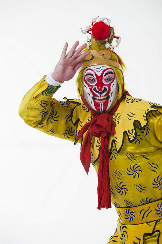 东方人,一个人,演员,站,举,竖图,室内,白天,白色背景,正面,化妆,亚洲,仅一个男性,仅一个人,仅一个中年男性,服装,神话,头饰,注视,黄种人,文化,领巾,衣服,红色,彩妆,发夹,夹子,观察,看,托,站着,金色,遮,遮掩,孙悟空,摄影,服饰,影棚,小说,观看,察看,掩盖,遮挡,衣着,穿着,关注,文学,中国文化,摄影棚,善良,表演服,演出服,京剧,遮盖,忠诚,戏曲,国粹,皮黄,掩饰,冲动,衣饰,道具服,名著,四大名著,西游记,西游释厄传,弼马温,大圣,斗战胜佛,灵明石猴,美猴王,齐天大圣,孙行者,悟空,聪明,男人,男性,中年男性,亚洲人,举起,举手,举着,向上举,向上伸,向上托,站立,半身,彩图,影棚拍摄,拍摄,领饰,国剧,京戏,平剧,中国戏曲,传统文化,舞台妆,京剧演员