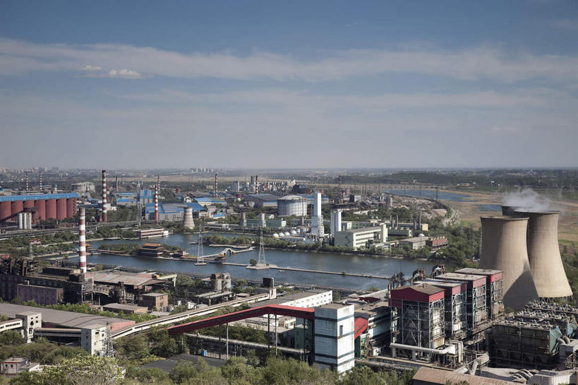 无人,工厂,横图,全景,俯视,室外,白天,旅游,度假,河流,水,天际线,植物,标志建筑,地标,建筑,北京,中国,亚洲,阴影,光线,影子,河水,水流,云,云朵,首都,云彩,娱乐,建设,树,树木,蓝色,绿色,白云,蓝天,天空,阳光,自然,天,享受,休闲,旅游胜地,放松,工业,生长,晴朗,成长,东亚,冷却塔,钢铁厂,中华人民共和国,北京市,京,北平,华北地区,石景山区,冷却,晴空,彩图,高角度拍摄,制造厂,凉水塔,生产工厂,首钢,首钢集团,石景山