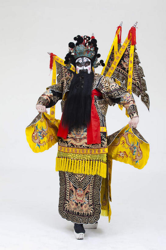 东方人,胡须,一个人,演员,站,竖图,室内,白天,白色背景,正面,民族服装,化妆,旗帜,亚洲,仅一个男性,仅一个人,仅一个中年男性,握,服装,头饰,注视,黄种人,文化,旗子,衣服,黑色,彩妆,发夹,发饰,夹子,观察,看,站着,大衣,握着,摄影,服饰,影棚,观看,察看,衣着,穿着,关注,中国文化,摄影棚,表演服,演出服,京剧,将军,戏曲,国粹,皮黄,旌旗,旗号,衣饰,道具服,男人,男性,中年男性,亚洲人,胡子,络腮胡,站立,彩图,全身,影棚拍摄,传统服装,民俗服,拍摄,京剧服饰,车骑将军,司隶校尉,张飞,张益德,张翼德,国剧,京戏,平剧,中国戏曲,传统文化,舞台妆,京剧演员