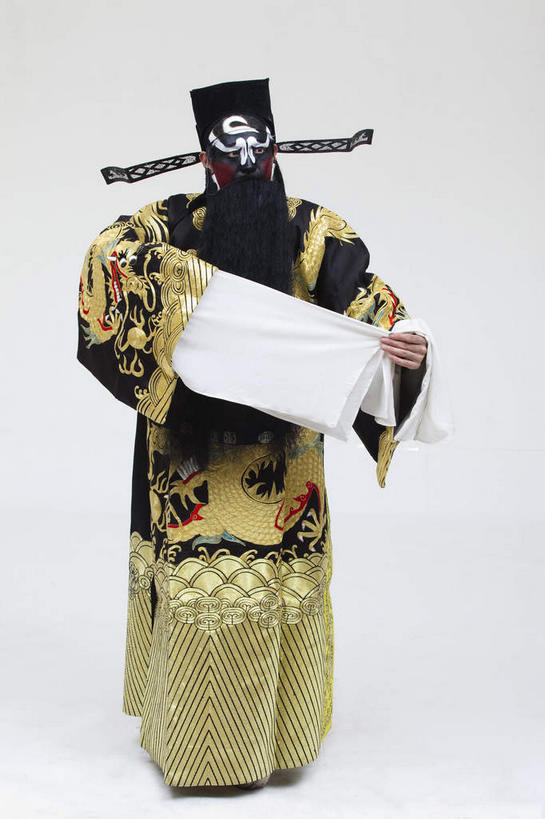 东方人,胡须,一个人,演员,站,竖图,室内,白天,白色背景,正面,民族服装,化妆,帽子,亚洲,仅一个男性,仅一个人,仅一个中年男性,花纹,服装,布,图案,布纹,注视,礼帽,黄种人,文化,衣服,白色,黑色,彩妆,观察,看,站着,大衣,摄影,服饰,影棚,观看,布匹,察看,衣着,穿着,关注,中国文化,摄影棚,表演服,演出服,京剧,戏曲,国粹,包公,皮黄,衣饰,官员,道具服,男人,男性,中年男性,亚洲人,胡子,络腮胡,站立,彩图,全身,影棚拍摄,传统服装,民俗服,拍摄,京剧服饰,国剧,京戏,平剧,中国戏曲,官吏,官臣,包拯,包希仁,包青天,传统文化,舞台妆,京剧演员