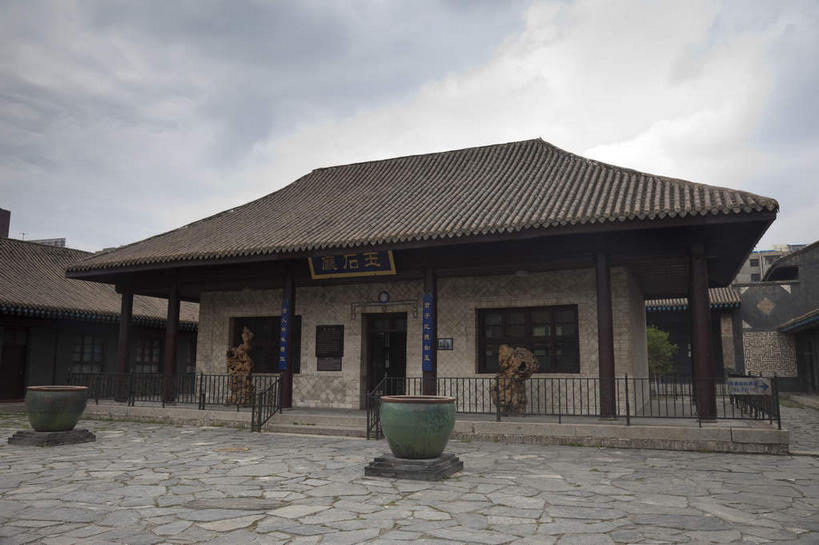 无人,横图,室外,白天,正面,旅游,度假,标志建筑,地标,建筑,雕塑,中国,亚洲,艺术,装饰,标志,雕刻,牌匾,瓦片,文字,字符,陶瓷,乌云,云,阴天,云朵,陶瓷制品,云彩,瓦,文化,娱乐,标识,建设,天空,容器,工艺品,天,享受,休闲,汉字,旅游胜地,放松,建造,纪念,储藏,美术,缸,昏暗,阴沉,储存,中文,主题,陈列,东亚,屋瓦,青海,青海省,西宁,中华人民共和国,省会,功能,美学,国文,华文,西北地区,西宁市,青,彩图,贮存,马步芳公馆,馨庐公馆