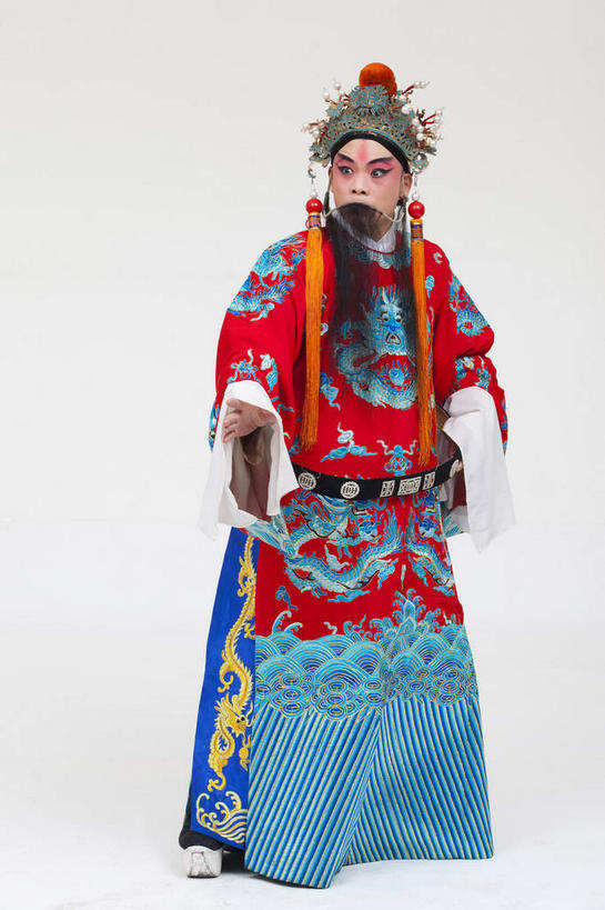 东方人,胡须,一个人,演员,站,竖图,室内,白天,白色背景,正面,民族服装,化妆,亚洲,仅一个男性,仅一个人,仅一个中年男性,服装,丝绸,丝带,头饰,缎带,注视,黄种人,文化,绸带,衣服,彩妆,发夹,发饰,夹子,观察,看,站着,大衣,摄影,服饰,影棚,观看,皇帝,权威,察看,衣着,穿着,高贵,关注,中国文化,摄影棚,表演服,演出服,京剧,戏曲,国粹,刘备,皮黄,权力,统治,权势,衣饰,天子,九五之尊,圣上,统治者,陛下,官家,势力,道具服,男人,男性,中年男性,亚洲人,胡子,络腮胡,站立,彩图,全身,影棚拍摄,传统服装,民俗服,拍摄,京剧服饰,国剧,京戏,平剧,中国戏曲,昭烈皇帝,烈祖,刘玄德,传统文化,舞台妆,京剧演员