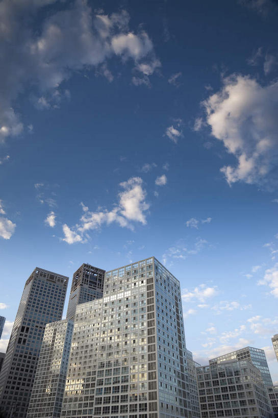 无人,高楼大厦,竖图,室外,白天,仰视,旅游,度假,办公楼,窗户,落地窗,标志建筑,大厦,地标,建筑,摩天大楼,写字楼,北京,中国,亚洲,一排,许多,阴影,整齐,并列,并排,光线,影子,云,云朵,首都,很多,云彩,娱乐,建设,玻璃窗,排列,蓝色,白云,蓝天,天空,阳光,楼宇,天,享受,休闲,旅游胜地,商务楼,放松,晴朗,队列,平行,玻璃幕墙,东亚,中华人民共和国,北京市,京,北平,华北地区,朝阳区,晴空,彩图,低角度拍摄,大楼,高层建筑,高楼,摩天楼,北京CBD,北京商务中心区,中国北京大北窑,北京建外SOHO,建外SOHO