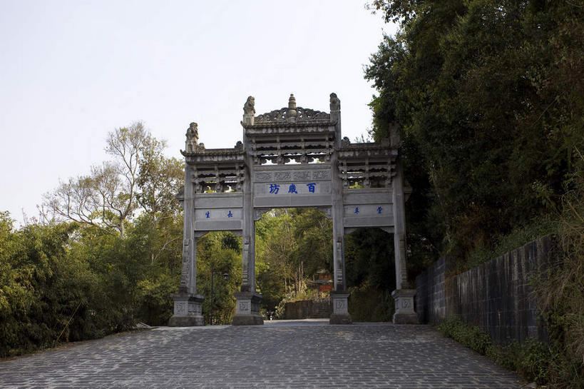 无人,横图,室外,白天,正面,旅游,度假,名胜古迹,树林,植物,标志建筑,道路,地标,建筑,路,腾冲,中国,亚洲,阴影,遗迹,光线,标志,文字,影子,字符,牌坊,牌楼,小路,交通,古迹,文化,文物,娱乐,标识,建设,古建筑,云南,树,树木,蓝色,绿色,蓝天,天空,阳光,自然,天,享受,休闲,汉字,旅游胜地,放松,生长,晴朗,成长,纪念,祭祀,中文,表彰,荣誉,古文明,东亚,云南省,万里无云,中华人民共和国,西南地区,国文,华文,荣耀,滇,保山,保山市,晴空,晴空万里,彩图,传统文化,和顺古镇,腾冲县