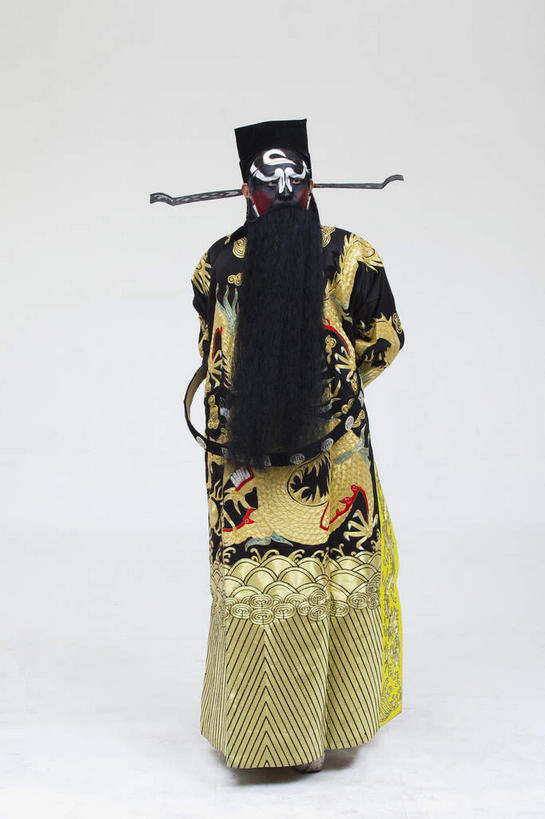 东方人,胡须,一个人,演员,站,竖图,室内,白天,白色背景,正面,民族服装,化妆,帽子,亚洲,仅一个男性,仅一个人,仅一个中年男性,服装,注视,礼帽,黄种人,文化,衣服,黑色,彩妆,观察,看,站着,大衣,摄影,服饰,影棚,观看,察看,衣着,穿着,关注,中国文化,摄影棚,表演服,演出服,京剧,戏曲,国粹,包公,皮黄,衣饰,官员,道具服,男人,男性,中年男性,亚洲人,胡子,络腮胡,站立,彩图,全身,影棚拍摄,传统服装,民俗服,拍摄,京剧服饰,国剧,京戏,平剧,中国戏曲,官吏,官臣,包拯,包希仁,包青天,传统文化,舞台妆,京剧演员