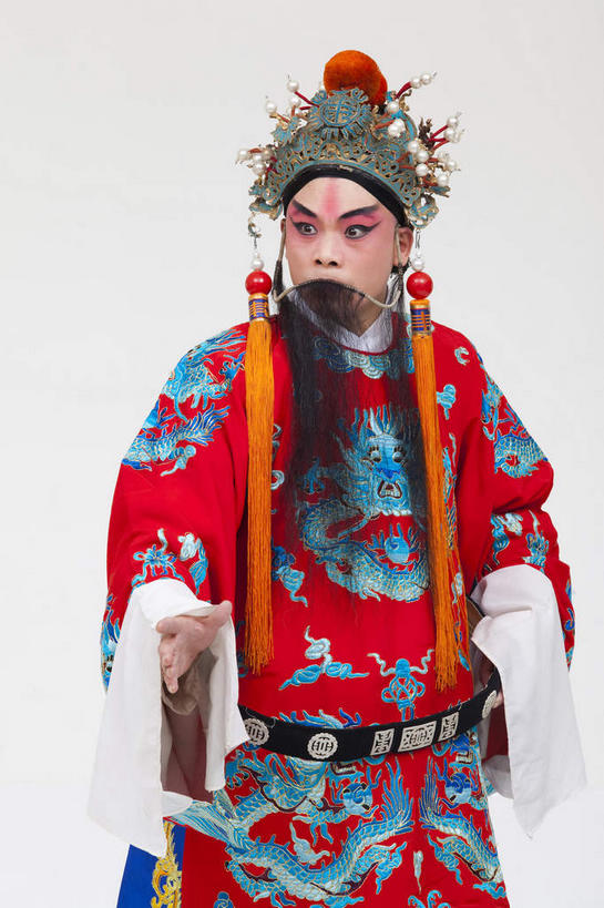 东方人,胡须,一个人,演员,站,竖图,室内,白天,白色背景,正面,民族服装,化妆,亚洲,仅一个男性,仅一个人,仅一个中年男性,服装,丝绸,丝带,头饰,缎带,注视,黄种人,文化,绸带,衣服,红色,彩妆,发夹,发饰,夹子,观察,看,站着,大衣,摄影,服饰,影棚,观看,皇帝,权威,察看,衣着,穿着,高贵,关注,中国文化,摄影棚,表演服,演出服,京剧,戏曲,国粹,刘备,皮黄,权力,统治,权势,衣饰,天子,九五之尊,圣上,统治者,陛下,官家,势力,道具服,男人,男性,中年男性,亚洲人,胡子,络腮胡,站立,半身,彩图,影棚拍摄,传统服装,民俗服,拍摄,京剧服饰,国剧,京戏,平剧,中国戏曲,昭烈皇帝,烈祖,刘玄德,传统文化,舞台妆,京剧演员