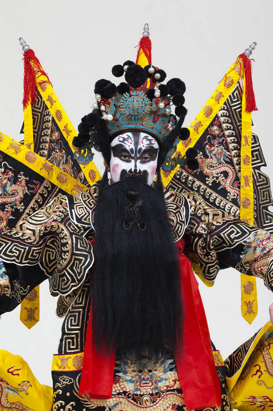 东方人,胡须,一个人,演员,站,竖图,室内,白天,白色背景,正面,民族服装,化妆,旗帜,亚洲,仅一个男性,仅一个人,仅一个中年男性,服装,注视,黄种人,文化,旗子,衣服,黑色,彩妆,观察,看,站着,大衣,摄影,服饰,影棚,观看,察看,衣着,穿着,关注,中国文化,摄影棚,表演服,演出服,京剧,将军,戏曲,国粹,皮黄,旌旗,旗号,衣饰,道具服,男人,男性,中年男性,亚洲人,胡子,络腮胡,站立,半身,彩图,影棚拍摄,传统服装,民俗服,拍摄,京剧服饰,车骑将军,司隶校尉,张飞,张益德,张翼德,国剧,京戏,平剧,中国戏曲,传统文化,舞台妆,京剧演员