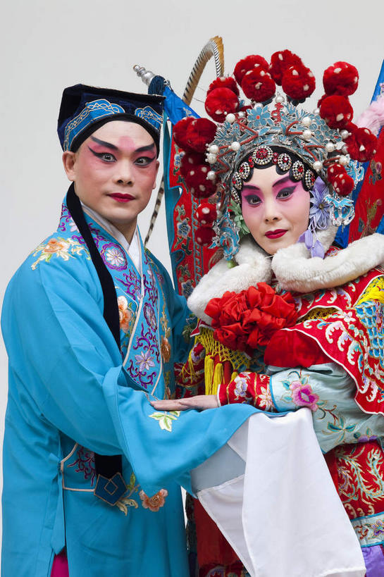 东方人,两个人,同事,演员,站,握手,竖图,室内,白天,白色背景,正面,民族服装,成功,合作,团队,集体,信心,帽子,亚洲,服装,装饰,头饰,注视,礼帽,黄种人,文化,发簪,队伍,衣服,蓝色,发饰,饰品,观察,看,站着,大衣,搭,摄影,服饰,影棚,观看,华丽,修饰,点缀,察看,领导,衣着,成就,穿着,搭着,关注,中国文化,摄影棚,表演服,合伙,领袖,演出服,京剧,将军,配饰,戏曲,国粹,穆桂英,皮黄,衬托,美观,雅致,雅观,簪子,衣饰,英雄,道具服,男人,男性,年轻男性,年轻女性,女人,女性,亚洲人,搀手,拉手,手拉手,手握手,站立,半身,彩图,影棚拍摄,传统服装,民俗服,拍摄,京剧服饰,国剧,京戏,平剧,中国戏曲,杨门女将,女中丈夫,女中豪杰,巾帼英雄,巾帼须眉,传统文化,京剧演员