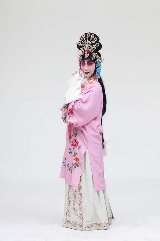 东方人,一个人,演员,站,竖图,室内,白天,白色背景,侧面,民族服装,化妆,亚洲,仅一个年轻女性,仅一个女性,仅一个人,服装,装饰,头饰,扭头,注视,黄种人,文化,发簪,衣服,彩妆,发饰,饰品,观察,看,站着,转头,大衣,美女,搭,摄影,服饰,影棚,观看,华丽,修饰,点缀,察看,衣着,穿着,搭着,关注,中国文化,摄影棚,表演服,演出服,京剧,配饰,戏曲,国粹,貂蝉,皮黄,衬托,美观,雅致,雅观,簪子,衣饰,玉人,佳人,道具服,年轻女性,女人,女性,亚洲人,站立,彩图,全身,影棚拍摄,传统服装,民俗服,拍摄,京剧服饰,国剧,京戏,平剧,中国戏曲,四大美女,侍女,闭月,任红昌,传统文化,丽人,美人,舞台妆,京剧演员