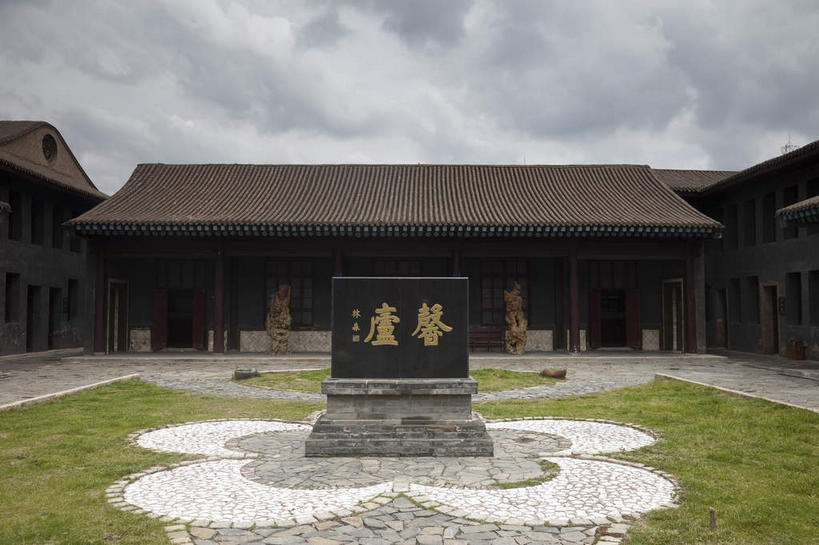 无人,横图,室外,白天,正面,旅游,度假,标志建筑,地标,建筑,雕塑,中国,亚洲,艺术,装饰,标志,雕刻,雕像,瓦片,文字,字符,乌云,云,阴天,云朵,云彩,瓦,娱乐,标识,建设,石雕,石刻,天空,石碑,工艺品,天,享受,休闲,汉字,旅游胜地,放松,建造,纪念,美术,昏暗,阴沉,中文,主题,陈列,东亚,屋瓦,青海,青海省,西宁,中华人民共和国,省会,功能,美学,国文,华文,西北地区,西宁市,青,彩图,马步芳公馆,馨庐公馆