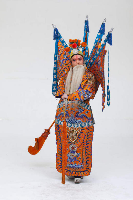 东方人,胡须,一个人,演员,站,竖图,室内,白天,白色背景,正面,民族服装,化妆,竞争,旗帜,亚洲,仅一个男性,仅一个人,仅一个中年男性,一把,对抗,握,服装,冲突,头饰,注视,黄种人,破坏,文化,旗子,衣服,白色,彩妆,发夹,发饰,夹子,观察,看,站着,橙色,大衣,武器,战争,握着,摄影,服饰,影棚,观看,损坏,察看,攻击,威胁,衣着,穿着,对立,关注,矛盾,中国文化,摄影棚,兵器,防御,表演服,演出服,京剧,将军,戏曲,国粹,皮黄,敌对,挫败,斗争,抗拒,抗衡,杀伤,威慑,旌旗,旗号,衣饰,将领,道具服,危险,男人,男性,中年男性,亚洲人,胡子,络腮胡,站立,彩图,全身,影棚拍摄,传统服装,民俗服,拍摄,京剧服饰,国剧,京戏,平剧,中国戏曲,传统文化,关内侯,后将军,汉升,黄忠,舞台妆,京剧演员