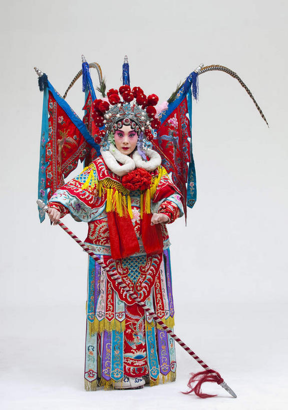 东方人,一个人,演员,站,竖图,室内,白天,白色背景,正面,民族服装,化妆,竞争,旗帜,亚洲,仅一个年轻女性,仅一个女性,仅一个人,一把,对抗,握,服装,装饰,冲突,头饰,注视,黄种人,破坏,文化,旗子,衣服,粉色,彩妆,发夹,发饰,夹子,观察,看,站着,大衣,武器,战争,握着,摄影,服饰,影棚,观看,华丽,修饰,损坏,点缀,察看,攻击,威胁,衣着,穿着,对立,关注,矛盾,中国文化,摄影棚,兵器,防御,表演服,演出服,矛,京剧,将军,戏曲,国粹,穆桂英,皮黄,敌对,挫败,斗争,抗拒,抗衡,衬托,美观,雅致,雅观,杀伤,威慑,旌旗,旗号,衣饰,英雄,道具服,危险,年轻女性,女人,女性,亚洲人,站立,彩图,全身,影棚拍摄,传统服装,民俗服,拍摄,京剧服饰,国剧,京戏,平剧,中国戏曲,杨门女将,女中丈夫,女中豪杰,巾帼英雄,巾帼须眉,传统文化,舞台妆,京剧演员