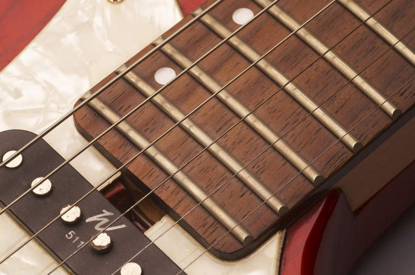 无人,横图,俯视,室内,特写,白天,静物,一把,贝斯,低音吉他,电吉他,乐器,弦乐器,摄影,影棚,琴弦,摄影棚,弹拨弦鸣乐器,彩图,高角度拍摄,影棚拍摄,拍摄,电贝斯,弹拨弦乐器,电吉它