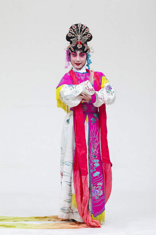 东方人,一个人,演员,站,笑,微笑,竖图,室内,白天,白色背景,正面,民族服装,化妆,亚洲,仅一个年轻女性,仅一个女性,仅一个人,服装,装饰,丝绸,丝带,头饰,缎带,注视,黄种人,文化,发簪,绸带,衣服,粉色,彩妆,发饰,饰品,观察,看,手势,站着,大衣,摄影,服饰,影棚,观看,华丽,修饰,点缀,察看,衣着,穿着,关注,中国文化,摄影棚,表演服,演出服,京剧,配饰,戏曲,国粹,皮黄,衬托,美观,雅致,雅观,簪子,衣饰,道具服,年轻女性,女人,女性,亚洲人,站立,彩图,全身,影棚拍摄,传统服装,民俗服,拍摄,京剧服饰,国剧,京戏,平剧,中国戏曲,传统文化,天女,神女,舞台妆,京剧演员