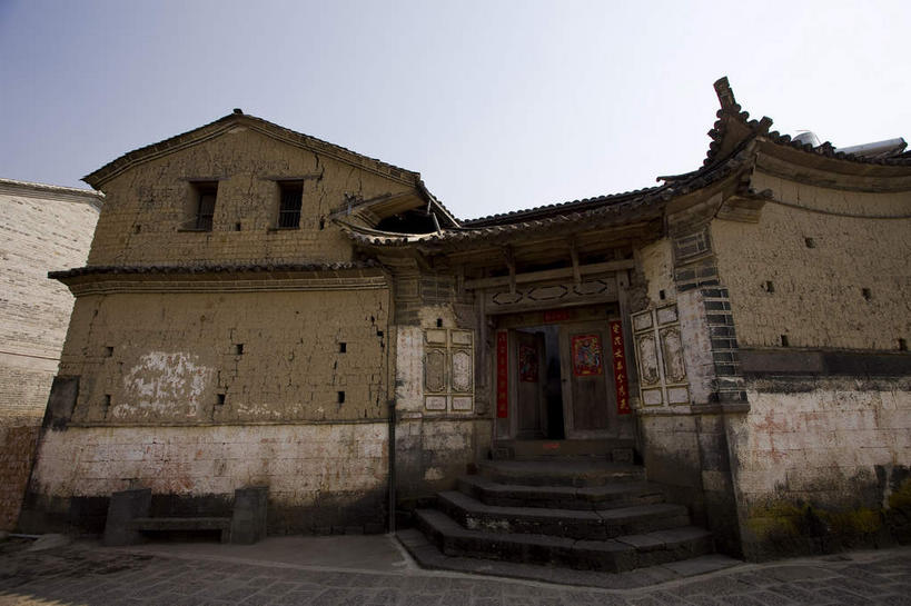 无人,横图,室外,白天,正面,旅游,度假,名胜古迹,楼梯,标志建筑,地标,建筑,腾冲,中国,对联,亚洲,阴影,遗迹,艺术,光线,标志,瓦片,文字,影子,字符,手工艺品,阶梯,墙,瓦,古迹,文化,文物,娱乐,标识,建设,古建筑,云南,墙壁,墙面,台阶,蓝色,蓝天,天空,阳光,工艺品,天,享受,休闲,汉字,旅游胜地,放松,建造,晴朗,高雅,中国文化,中文,古文明,东亚,屋瓦,云南省,万里无云,中华人民共和国,西南地区,自信心,品位,国文,华文,滇,保山,保山市,晴空,晴空万里,彩图,对子,楹联,和顺古镇,腾冲县