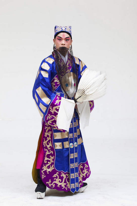 东方人,一个人,演员,站,竖图,室内,白天,白色背景,正面,民族服装,化妆,帽子,亚洲,仅一个男性,仅一个人,仅一个中年男性,一把,握,服装,扇子,清凉,注视,礼帽,黄种人,凉爽,文化,衣服,白色,彩妆,观察,看,站着,大衣,握着,摄影,服饰,影棚,观看,察看,衣着,穿着,关注,中国文化,摄影棚,表演服,演出服,京剧,戏曲,国粹,诸葛亮,皮黄,军事家,政治家,衣饰,羽毛扇,散文家,道具服,男人,男性,中年男性,亚洲人,站立,彩图,全身,影棚拍摄,传统服装,民俗服,拍摄,京剧服饰,羽扇,国剧,京戏,平剧,中国戏曲,忠武侯,武兴王,卧龙,伏龙,诸葛孔明,孔明,传统文化,舞台妆,京剧演员