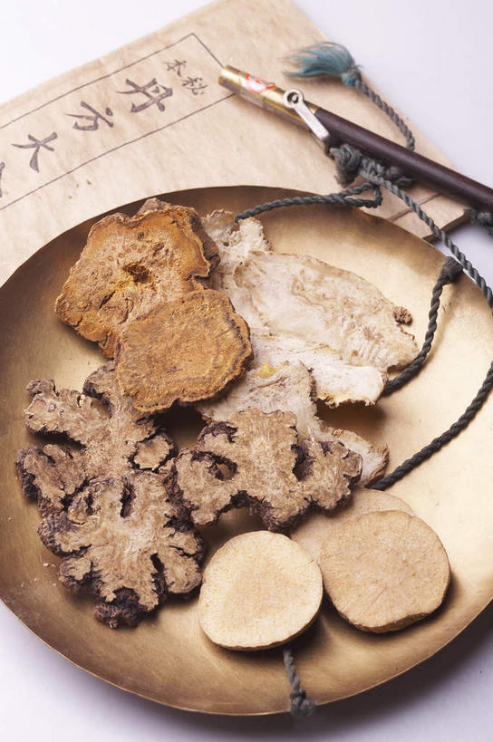 无人,竖图,俯视,室内,特写,白天,白色背景,仪器,植物,餐桌,桌子,书籍,许多,标志,文字,字符,草药,药草,很多,标识,中药,一个,书本,汉字,摄影,影棚,单个,餐台,衡量,中文,摄影棚,药材,中草药,计量,中药材,本草,衡器,国文,华文,杆秤,秤,书,图书,彩图,高角度拍摄,影棚拍摄,拍摄