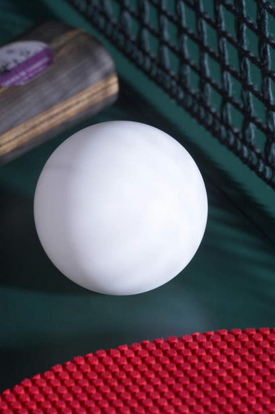 无人,竖图,俯视,室内,特写,白天,桌面,桌子,静物,阴影,反射,影子,球网,乒乓球拍,乒乓球装备,球拍,运动器械,红色,白色,健身器械,健身器材,乒乓球球拍,乒乓球,乒乓球运动,彩图,高角度拍摄,运动器材