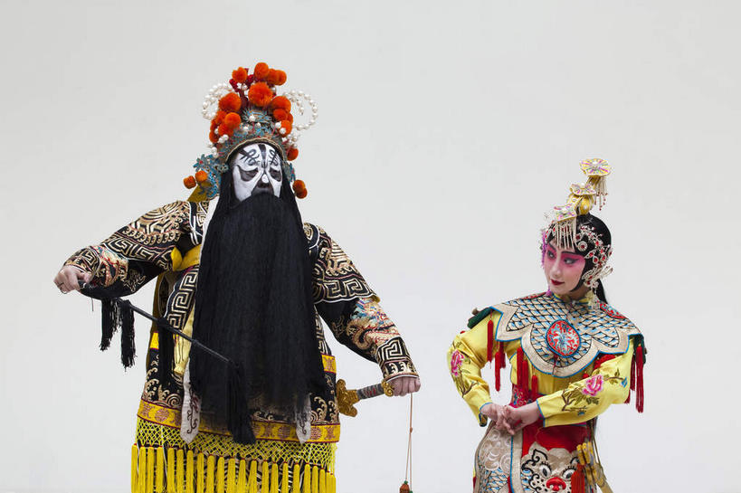 东方人,胡须,两个人,伙伴,朋友,演员,站,横图,室内,白天,白色背景,正面,民族服装,友谊,合作,团队,竞争,亚洲,一把,对抗,服装,装饰,冲突,头饰,注视,黄种人,历史,破坏,文化,发簪,虞美人,衣服,黑色,发饰,饰品,观察,看,站着,大衣,武器,战略,战争,摄影,服饰,影棚,观看,离开,华丽,修饰,损坏,点缀,察看,剑,攻击,威胁,衣着,穿着,对立,关注,矛盾,中国文化,摄影棚,兵器,礼仪,传说,防御,表演服,演出服,京剧,配饰,戏曲,国粹,皮黄,敌对,挫败,斗争,抗拒,抗衡,联合,合谋,衬托,美观,雅致,雅观,尊敬,杀伤,恭敬,威慑,簪子,军事家,衣饰,行礼,道具服,百兵之君,短兵,配合,危险,协作,男人,男性,年轻男性,年轻女性,女人,女性,亚洲人,胡子,络腮胡,站立,半身,彩图,影棚拍摄,传统服装,民俗服,拍摄,京剧服饰,西楚霸王,项籍,项羽,国剧,京戏,平剧,中国戏曲,传统文化,霸王别姬,独断,虞姬,京剧演员