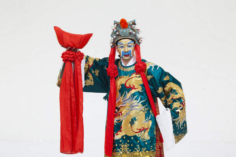 东方人,一个人,演员,站,举,横图,室内,白天,白色背景,正面,民族服装,化妆,钱,亚洲,仅一个男性,仅一个人,仅一个中年男性,握,服装,钱币,丝绸,丝带,头饰,缎带,注视,黄种人,文化,绸带,衣服,红色,彩妆,发夹,发饰,夹子,观察,看,祈祷,祈福,托,站着,健康,大衣,握着,许愿,财富,金融,摄影,服饰,金元宝,影棚,经济,观看,纪念,祈求,察看,衣着,穿着,关注,中国文化,摄影棚,表演服,演出服,流通,贸易,京剧,财神,戏曲,国粹,皮黄,保佑,庇佑,武财神,赵公明,神灵,衣饰,道具服,平安,货币,金币,男人,男性,中年男性,亚洲人,举起,举手,举着,向上举,向上伸,向上托,站立,半身,彩图,影棚拍摄,传统服装,民俗服,拍摄,京剧服饰,国剧,京戏,平剧,中国戏曲,元宝,传统文化,寒单爷,赵公元帅,赵玄坛,舞台妆,京剧演员
