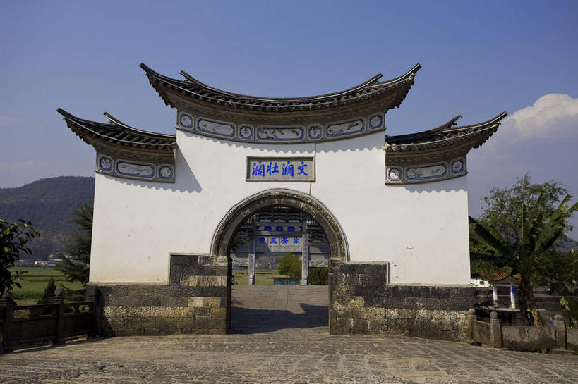 无人,横图,室外,白天,正面,旅游,度假,名胜古迹,植物,标志建筑,道路,地标,建筑,路,腾冲,中国,亚洲,阴影,遗迹,光线,标志,文字,影子,字符,墙,云,云朵,牌坊,牌楼,小路,交通,云彩,古迹,文化,文物,娱乐,标识,建设,古建筑,云南,墙壁,墙面,树,树木,蓝色,绿色,白色,白云,蓝天,天空,阳光,自然,天,享受,休闲,汉字,旅游胜地,放松,生长,晴朗,成长,纪念,祭祀,中文,表彰,荣誉,古文明,东亚,云南省,中华人民共和国,西南地区,国文,华文,荣耀,滇,保山,保山市,晴空,彩图,传统文化,和顺古镇,腾冲县