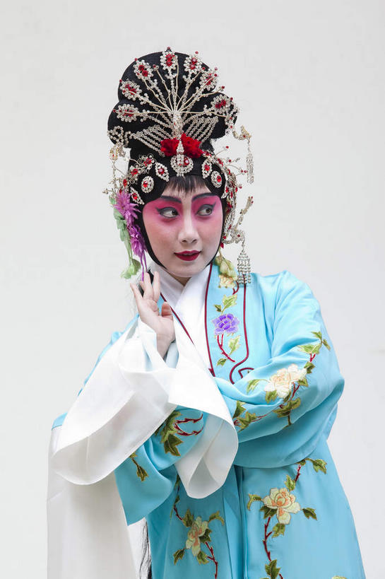 东方人,一个人,演员,站,竖图,室内,白天,白色背景,正面,民族服装,化妆,亚洲,仅一个年轻女性,仅一个女性,仅一个人,服装,装饰,头饰,注视,黄种人,文化,发簪,衣服,蓝色,彩妆,发饰,饰品,观察,看,站着,大衣,美女,搭,摄影,服饰,影棚,观看,华丽,修饰,点缀,察看,衣着,穿着,搭着,关注,中国文化,摄影棚,表演服,演出服,京剧,配饰,戏曲,国粹,貂蝉,皮黄,衬托,美观,雅致,雅观,簪子,衣饰,玉人,佳人,道具服,年轻女性,女人,女性,亚洲人,站立,半身,彩图,影棚拍摄,传统服装,民俗服,拍摄,京剧服饰,国剧,京戏,平剧,中国戏曲,四大美女,侍女,闭月,任红昌,传统文化,丽人,美人,舞台妆,京剧演员