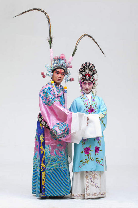 东方人,两个人,伙伴,朋友,演员,站,竖图,室内,白天,白色背景,正面,民族服装,友谊,合作,团队,亚洲,服装,装饰,头饰,注视,黄种人,文化,发簪,衣服,发饰,饰品,扶,观察,看,站着,大衣,美女,战略,摄影,服饰,影棚,观看,武将,华丽,修饰,点缀,察看,扶着,衣着,穿着,关注,中国文化,摄影棚,表演服,演出服,京剧,将军,配饰,戏曲,国粹,貂蝉,皮黄,联合,合谋,衬托,美观,雅致,雅观,簪子,衣饰,玉人,佳人,道具服,配合,协作,男人,男性,年轻男性,年轻女性,女人,女性,亚洲人,站立,彩图,全身,影棚拍摄,传统服装,民俗服,拍摄,京剧服饰,国剧,京戏,平剧,中国戏曲,四大美女,侍女,闭月,任红昌,传统文化,丽人,美人,京剧演员,吕布,吕奉先