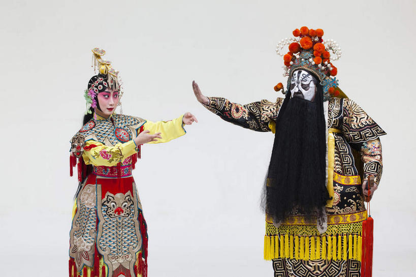 东方人,胡须,两个人,伙伴,朋友,演员,站,举,横图,室内,白天,白色背景,正面,民族服装,友谊,合作,团队,竞争,亚洲,一把,对抗,服装,装饰,冲突,头饰,注视,黄种人,历史,破坏,文化,发簪,虞美人,衣服,黑色,发饰,饰品,观察,看,托,站着,大衣,武器,战略,战争,摄影,服饰,影棚,观看,离开,华丽,修饰,损坏,点缀,察看,剑,攻击,威胁,衣着,穿着,对立,关注,矛盾,中国文化,摄影棚,兵器,传说,防御,表演服,演出服,京剧,配饰,戏曲,国粹,皮黄,敌对,挫败,斗争,抗拒,抗衡,联合,合谋,衬托,美观,雅致,雅观,杀伤,威慑,簪子,军事家,衣饰,道具服,百兵之君,短兵,配合,危险,协作,男人,男性,年轻男性,年轻女性,女人,女性,亚洲人,胡子,络腮胡,举起,举手,举着,向上举,向上伸,向上托,站立,半身,彩图,影棚拍摄,传统服装,民俗服,拍摄,京剧服饰,西楚霸王,项籍,项羽,国剧,京戏,平剧,中国戏曲,传统文化,霸王别姬,独断,虞姬,京剧演员