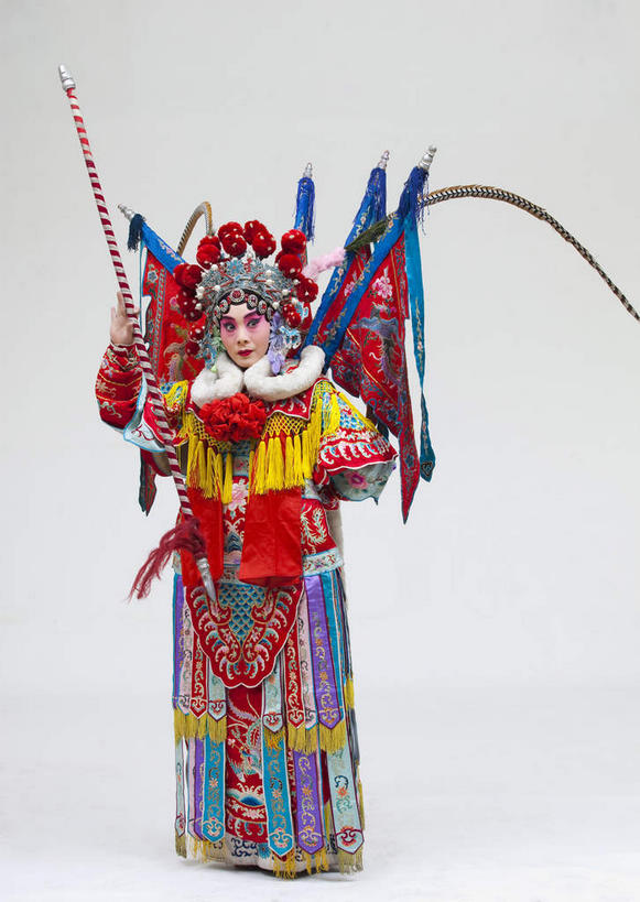 东方人,一个人,演员,站,竖图,室内,白天,白色背景,正面,民族服装,化妆,竞争,旗帜,亚洲,仅一个年轻女性,仅一个女性,仅一个人,一把,对抗,握,服装,装饰,冲突,头饰,注视,黄种人,破坏,文化,旗子,衣服,粉色,彩妆,发夹,发饰,夹子,观察,看,站着,大衣,武器,战争,握着,摄影,服饰,影棚,观看,华丽,修饰,损坏,点缀,察看,攻击,威胁,衣着,穿着,对立,关注,矛盾,中国文化,摄影棚,兵器,防御,表演服,演出服,矛,京剧,将军,戏曲,国粹,穆桂英,皮黄,敌对,挫败,斗争,抗拒,抗衡,衬托,美观,雅致,雅观,杀伤,威慑,旌旗,旗号,衣饰,英雄,道具服,危险,年轻女性,女人,女性,亚洲人,站立,彩图,全身,影棚拍摄,传统服装,民俗服,拍摄,京剧服饰,国剧,京戏,平剧,中国戏曲,杨门女将,女中丈夫,女中豪杰,巾帼英雄,巾帼须眉,传统文化,舞台妆,京剧演员