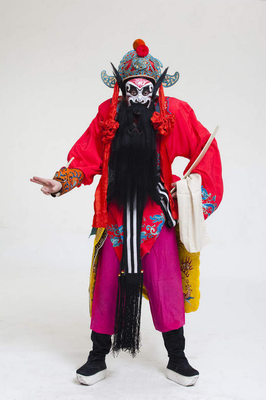 东方人,胡须,一个人,演员,站,竖图,室内,白天,白色背景,正面,民族服装,化妆,竞争,亚洲,仅一个男性,仅一个人,仅一个中年男性,一把,对抗,握,服装,辟邪,神话,冲突,头饰,注视,黄种人,破坏,文化,手叉腰,衣服,黑色,彩妆,发夹,发饰,夹子,叉腰,观察,看,祈祷,站着,健康,大衣,武器,战争,握着,许愿,摄影,服饰,影棚,观看,祈求,损坏,察看,剑,攻击,威胁,衣着,穿着,对立,关注,矛盾,中国文化,摄影棚,兵器,传说,防御,表演服,演出服,京剧,戏曲,国粹,钟馗,皮黄,敌对,挫败,斗争,抗拒,抗衡,杀伤,驱邪,祛邪,避邪,威慑,正直,衣饰,道具服,百兵之君,短兵,中国神话,单手叉腰,平安,危险,男人,男性,中年男性,亚洲人,胡子,络腮胡,站立,彩图,全身,影棚拍摄,传统服装,民俗服,拍摄,京剧服饰,国剧,京戏,平剧,中国戏曲,赐福镇宅圣君,刚正不阿,传统文化,舞台妆,京剧演员