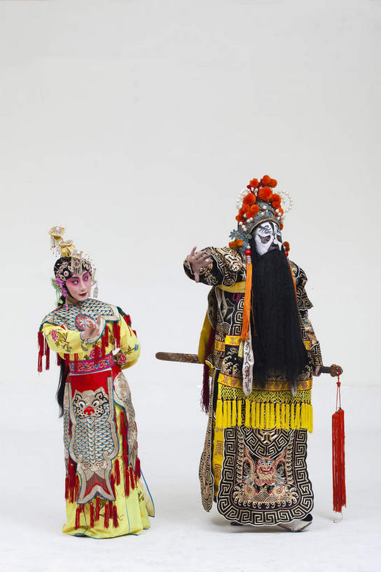 东方人,胡须,两个人,伙伴,朋友,演员,站,举,竖图,室内,白天,白色背景,正面,民族服装,友谊,合作,团队,竞争,亚洲,一把,对抗,服装,装饰,冲突,头饰,注视,黄种人,历史,破坏,文化,发簪,虞美人,衣服,黑色,发饰,饰品,观察,看,托,站着,大衣,武器,战略,战争,摄影,服饰,影棚,观看,离开,华丽,修饰,损坏,点缀,察看,剑,攻击,威胁,衣着,穿着,对立,关注,矛盾,中国文化,摄影棚,兵器,传说,防御,表演服,演出服,京剧,配饰,戏曲,国粹,皮黄,敌对,挫败,斗争,抗拒,抗衡,联合,合谋,衬托,美观,雅致,雅观,杀伤,威慑,簪子,军事家,衣饰,道具服,百兵之君,短兵,配合,危险,协作,男人,男性,年轻男性,年轻女性,女人,女性,亚洲人,胡子,络腮胡,举起,举手,举着,向上举,向上伸,向上托,站立,彩图,全身,影棚拍摄,传统服装,民俗服,拍摄,京剧服饰,西楚霸王,项籍,项羽,国剧,京戏,平剧,中国戏曲,传统文化,霸王别姬,独断,虞姬,京剧演员
