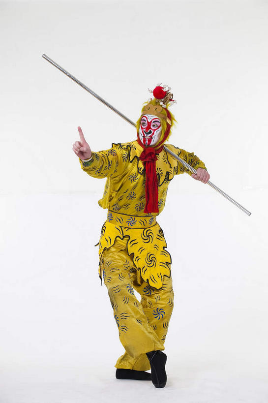 东方人,一个人,演员,站,竖图,室内,白天,白色背景,正面,化妆,亚洲,仅一个男性,仅一个人,仅一个中年男性,指,服装,神话,头饰,注视,指点,黄种人,文化,领巾,骑,衣服,红色,彩妆,发夹,夹子,观察,看,扛,站着,金色,武器,孙悟空,摄影,服饰,影棚,小说,观看,察看,指向,衣着,穿着,关注,文学,中国文化,金箍棒,摄影棚,兵器,善良,表演服,演出服,京剧,忠诚,戏曲,国粹,皮黄,冲动,衣饰,道具服,名著,四大名著,西游记,西游释厄传,弼马温,大圣,斗战胜佛,灵明石猴,美猴王,齐天大圣,孙行者,悟空,定海神针,定海神珍,灵阳棒,如意金箍棒,天河镇底神珍,扛在肩上,骑在肩上,聪明,男人,男性,中年男性,亚洲人,站立,彩图,全身,影棚拍摄,拍摄,领饰,国剧,京戏,平剧,中国戏曲,传统文化,舞台妆,京剧演员