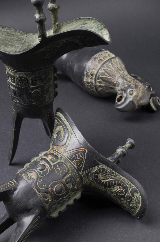 无人,竖图,俯视,室内,特写,白天,桌面,桌子,静物,杯子,灰色背景,古典,文化,文物,三个,酒杯,工艺品,摄影,影棚,古董,古物,摄影棚,樽,古玩,彩图,高角度拍摄,影棚拍摄,拍摄