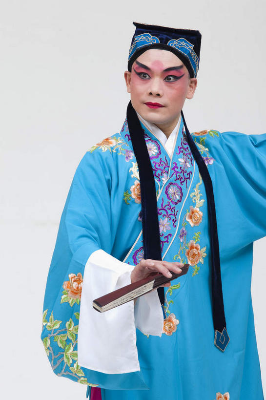 东方人,一个人,演员,站,竖图,室内,白天,白色背景,正面,民族服装,化妆,帽子,亚洲,仅一个男性,仅一个人,一把,服装,扇子,折扇,纸扇,清凉,注视,黄种人,凉爽,文化,仅一个年轻男性,衣服,蓝色,彩妆,观察,看,站着,大衣,摄影,服饰,影棚,观看,察看,衣着,穿着,关注,中国文化,摄影棚,表演服,演出服,京剧,戏曲,国粹,皮黄,撒扇,衣饰,道具服,男人,男性,年轻男性,亚洲人,站立,半身,彩图,影棚拍摄,传统服装,民俗服,拍摄,京剧服饰,国剧,京戏,平剧,中国戏曲,传统文化,舞台妆,京剧演员,才子,张珙,张生