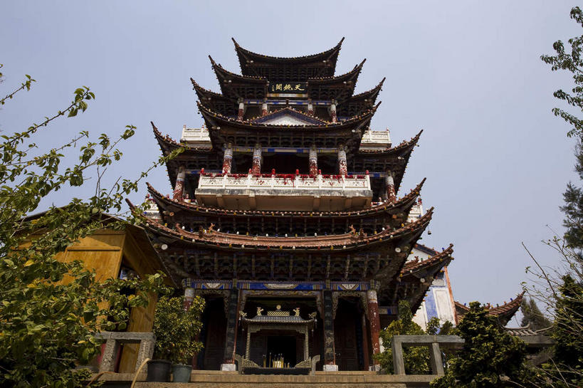 无人,横图,室外,白天,仰视,旅游,度假,名胜古迹,植物,标志建筑,地标,建筑,大理,中国,亚洲,阴影,遗迹,光线,瓦片,影子,枝条,瓦,古迹,文物,娱乐,建设,古建筑,云南,树,树木,树枝,蓝色,绿色,蓝天,天空,阳光,自然,天,享受,休闲,旅游胜地,放松,建造,生长,晴朗,成长,古文明,东亚,屋瓦,云南省,万里无云,中华人民共和国,西南地区,滇,大理州,大理白族自治州,虬枝,枝杈,晴空,晴空万里,彩图,低角度拍摄