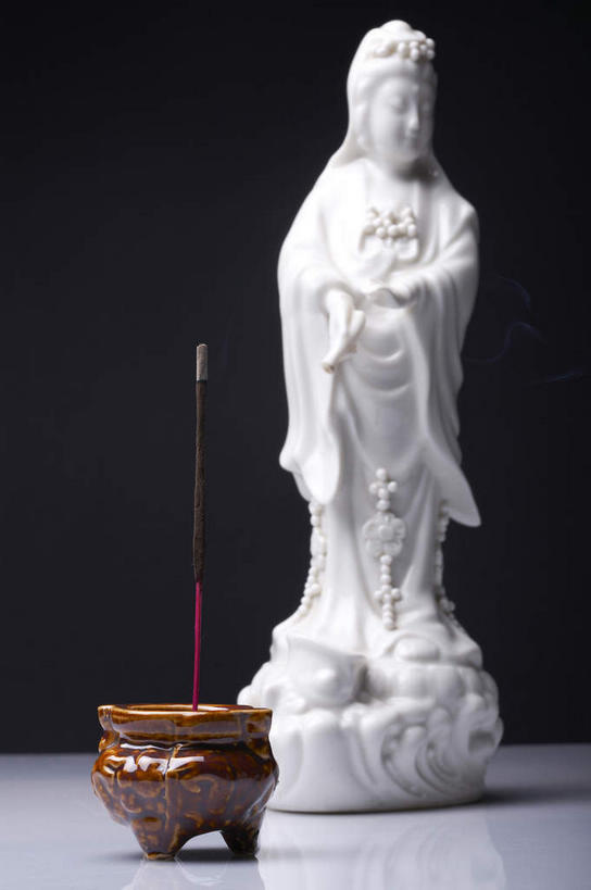 无人,竖图,室内,特写,白天,正面,智慧,静物,蜡烛,雕塑,阴影,灰色背景,神话,艺术,装饰,反射,雕刻,雕像,香炉,影子,烟雾,文化,佛香,一个,香烛,工艺品,祈祷,许愿,摄影,宗教,观音,玉雕,信仰,影棚,烧香,单个,纪念,祈求,美术,祭奠,祭祀,摄影棚,主题,祭坛,传说,陈列,菩萨,观音菩萨,功能,美学,敬拜,慈悲,中国神话,观世音,观世音菩萨,观音大士,观自在菩萨,彩图,全身,影棚拍摄,拍摄