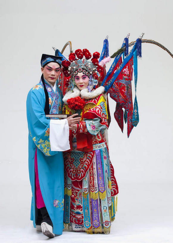 东方人,两个人,伙伴,朋友,演员,站,竖图,室内,白天,白色背景,正面,民族服装,友谊,合作,团队,亚洲,服装,装饰,头饰,注视,黄种人,文化,发簪,衣服,发饰,饰品,扶,观察,看,站着,大衣,战略,摄影,服饰,影棚,观看,华丽,修饰,点缀,察看,扶着,衣着,穿着,关注,中国文化,摄影棚,表演服,演出服,京剧,将军,配饰,戏曲,国粹,穆桂英,皮黄,联合,合谋,衬托,美观,雅致,雅观,簪子,衣饰,英雄,道具服,配合,协作,男人,男性,年轻男性,年轻女性,女人,女性,亚洲人,站立,彩图,全身,影棚拍摄,传统服装,民俗服,拍摄,京剧服饰,国剧,京戏,平剧,中国戏曲,杨门女将,女中丈夫,女中豪杰,巾帼英雄,巾帼须眉,传统文化,京剧演员