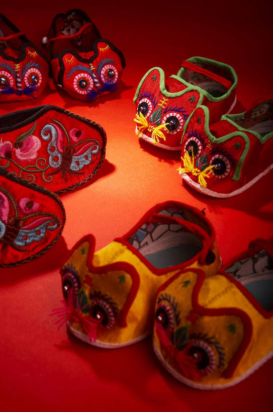 无人,竖图,俯视,室内,特写,白天,静物,鞋子,工艺美术品,红色背景,艺术,手工艺品,艺术品,工艺品,四双,摄影,绣花鞋,影棚,布鞋,工艺,美术,摄影棚,中国鞋,彩图,高角度拍摄,影棚拍摄,拍摄,布老虎