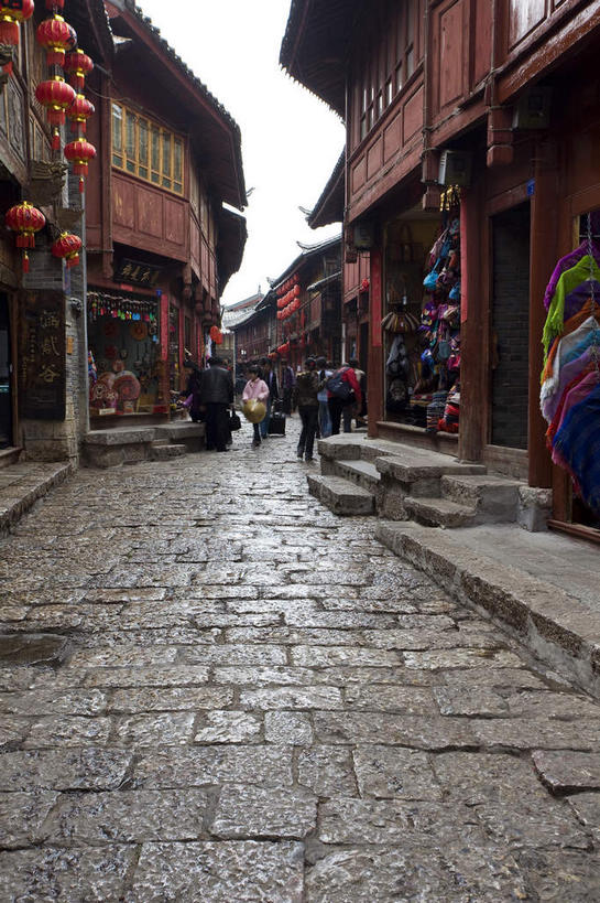 无人,家,竖图,室外,白天,正面,旅游,度假,名胜古迹,标志建筑,道路,地标,建筑,路,照明,丽江,中国,亚洲,吊挂,悬挂,遗迹,灯笼,纸灯笼,房屋,屋子,小路,交通,挂,古迹,文物,娱乐,建设,古建筑,楼房,云南,住宅,红色,天空,灯具,天,享受,休闲,旅游胜地,放松,照亮,照明设备,古文明,东亚,云南省,丽江古城,中华人民共和国,西南地区,滇,丽江市,彩图,房子,大研古城,丽江古镇