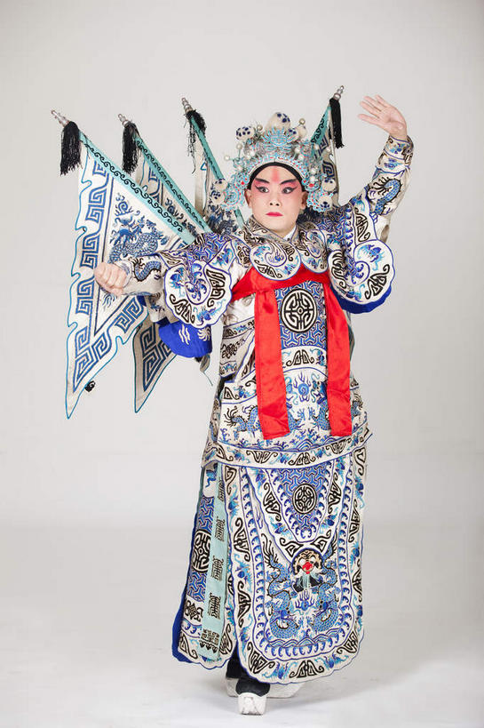 东方人,一个人,演员,站,举,伸展双臂,竖图,室内,白天,正面,民族服装,化妆,亚洲,仅一个男性,仅一个人,表演,灰色背景,服装,头饰,注视,黄种人,文化,扮演,仅一个年轻男性,衣服,彩妆,观察,看,手势,托,站着,摄影,服饰,影棚,观看,察看,演出,衣着,穿着,关注,中国文化,摄影棚,戏剧,表演服,演出服,京剧,将军,戏曲,国粹,皮黄,衣饰,将领,道具服,男人,男性,年轻男性,亚洲人,敞开双臂,举起,举手,举着,伸开双臂,向上举,向上伸,向上托,展开双肩,站立,张开手臂,张开双臂,彩图,全身,影棚拍摄,传统服装,民俗服,拍摄,京剧服饰,国剧,京戏,平剧,中国戏曲,传统文化,永昌亭侯,赵云,赵子龙,舞台妆,京剧演员