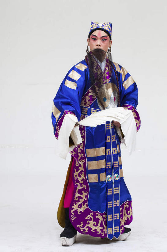 东方人,胡须,一个人,演员,站,竖图,室内,白天,正面,民族服装,化妆,帽子,亚洲,仅一个男性,仅一个人,仅一个中年男性,表演,灰色背景,服装,注视,黄种人,文化,扮演,衣服,蓝色,彩妆,观察,看,站着,摄影,服饰,影棚,观看,察看,演出,衣着,穿着,关注,中国文化,摄影棚,戏剧,表演服,演出服,京剧,戏曲,国粹,诸葛亮,皮黄,一顶,军事家,政治家,衣饰,散文家,道具服,男人,男性,中年男性,亚洲人,胡子,络腮胡,站立,彩图,全身,影棚拍摄,传统服装,民俗服,拍摄,京剧服饰,国剧,京戏,平剧,中国戏曲,忠武侯,武兴王,卧龙,伏龙,诸葛孔明,孔明,传统文化,舞台妆,京剧演员