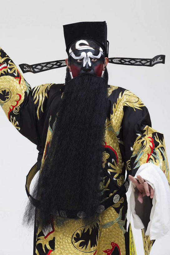 东方人,胡须,一个人,演员,站,竖图,室内,白天,正面,民族服装,化妆,帽子,亚洲,仅一个男性,仅一个人,仅一个中年男性,表演,灰色背景,服装,注视,黄种人,文化,扮演,衣服,黑色,彩妆,观察,看,手势,站着,摄影,服饰,影棚,观看,察看,演出,衣着,穿着,关注,中国文化,摄影棚,戏剧,表演服,演出服,京剧,戏曲,国粹,包公,皮黄,一顶,衣饰,官员,道具服,男人,男性,中年男性,亚洲人,胡子,络腮胡,站立,半身,彩图,影棚拍摄,传统服装,民俗服,拍摄,京剧服饰,国剧,京戏,平剧,中国戏曲,官吏,官臣,包拯,包希仁,包青天,传统文化,舞台妆,京剧演员