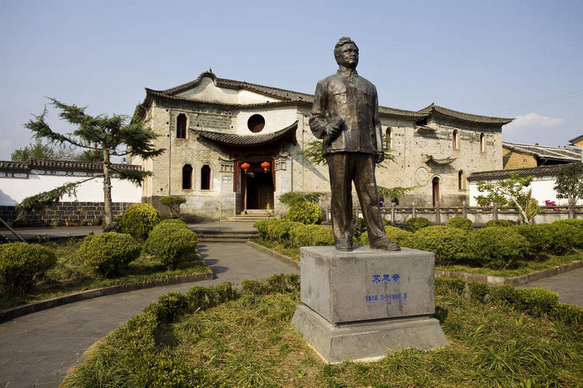 东方人,一个人,无人,家,站,横图,室外,白天,正面,旅游,度假,草地,草坪,名胜古迹,植物,标志建筑,地标,建筑,照明,雕塑,腾冲,中国,亚洲,仅一个男性,仅一个人,仅一个中年男性,阴影,遗迹,艺术,装饰,光线,标志,灯笼,雕刻,雕像,文字,影子,纸灯笼,字符,房屋,屋子,云,云朵,云彩,黄种人,古迹,文物,娱乐,标识,建设,古建筑,楼房,云南,住宅,草,树,树木,红色,蓝色,绿色,白云,蓝天,天空,阳光,自然,工艺品,灯具,天,站着,享受,休闲,汉字,旅游胜地,放松,生长,晴朗,成长,纪念,照亮,美术,照明设备,中文,主题,陈列,古文明,东亚,云南省,一尊,中华人民共和国,西南地区,功能,美学,国文,华文,滇,保山,保山市,教育家,哲学家,革命家,男人,男性,中年男性,亚洲人,晴空,站立,彩图,全身,房子,和顺古镇,腾冲县,艾思奇,李生萱,艾思奇纪念馆